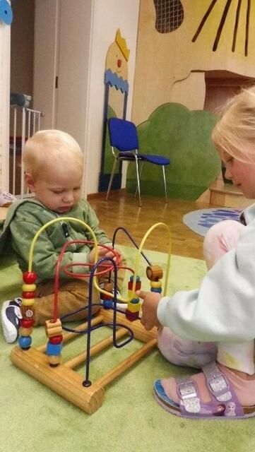 Die Eingewöhnung wird durch ältere Geschwister im Kindergarten erleichtert.