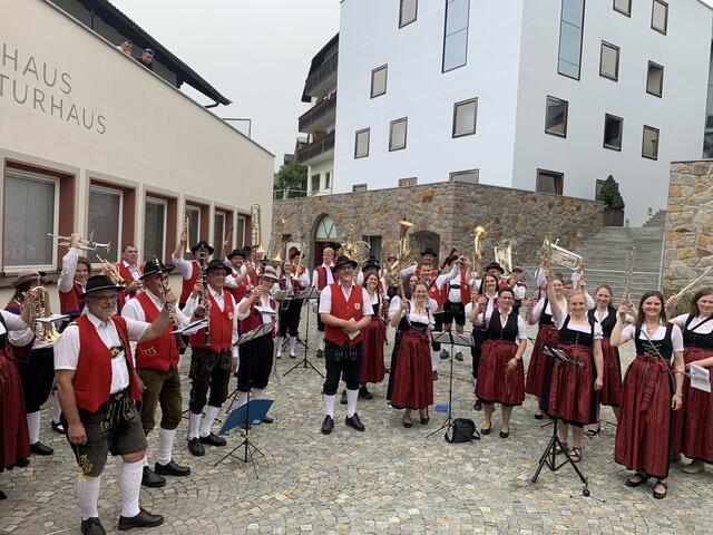 Es grüßen aus Südtirol beide Kapellen mit dem bekannten Musikergruß | Foto: Gabi Schmidt