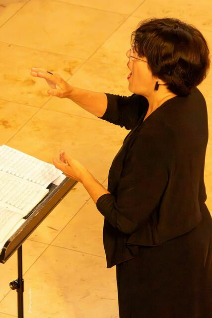Sommerkonzert des Chores der Leibniz Universität Hannover (Foto: Katja Woidtke)

Von Mendelssohn zum "Mambo" - Chorleiterin Tabea Fischle | Foto: Katja Woidtke