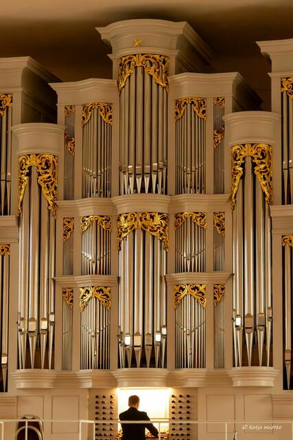 Sommerkonzert des Chores der Leibniz Universität Hannover (Foto: Katja Woidtke)

Von Mendelssohn zum "Mambo" - Maximilian Galter an der Orgel | Foto: Katja Woidtke