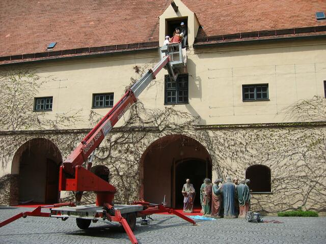 Die Apostel werden wieder aus dem Schloss nach St. Afra zurückgebracht | Foto: Dr. Hubert Raab
