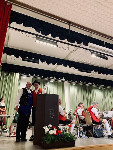 1. Vorstand der Stadtkapelle Simon Mies übergibt dem Vorsitzenden der Völser Kapelle Martin Rabensteiner das Gastgeschenk (gravierte Weingläser mit der Verbindung zwischen Friedberg und Völs) | Foto: Saskia Nembach