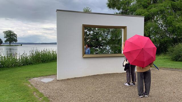 Am Landschaftsrahmen auf der Schlossinsel. Foto: Helmut Kuzina