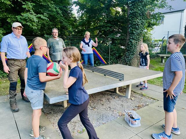 Tischtennisvolleyball, eine spontane Idee sorgt für zusätzliche Stimmung beim Sehnder Ferienpass mit dem CDU Ortsverband am Animationsabend  | Foto: CDU OV Sehnde / (jr)