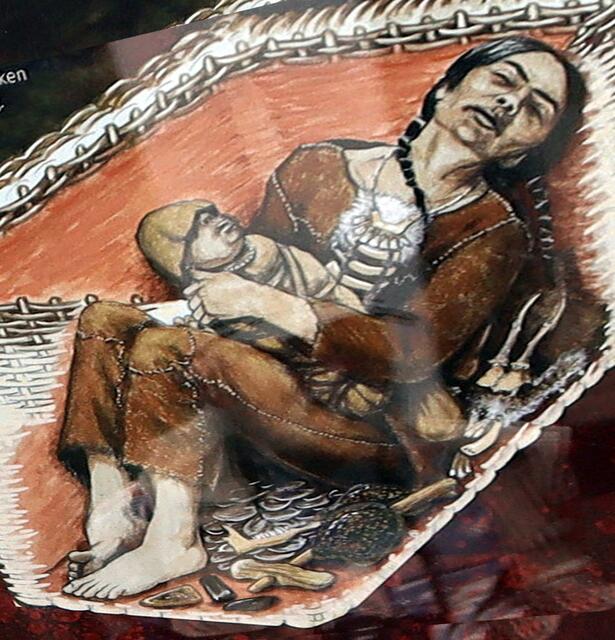 30-40jährige Frau, mit einem Säugling, in Rötel gebettet,
begesetzt in einem geflochtenen Korb, außen mit Lehm Mörtel verkleidet,
Auswertung der DNA Recherche zeigte, der Säugling ist ein entfernter Verwandter