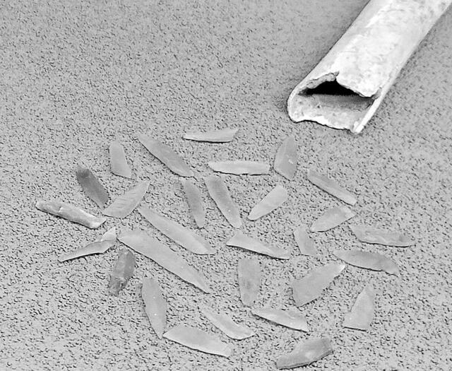 Mikrolithen und einen verschließbaren Behälter aus Kranich Knochen