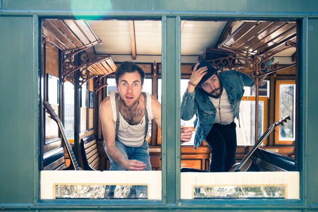 Oak Hill Road spielt am 2. August. Der Auftritt beginnt um 19:00 Uhr. Zu finden ist das Duo auf der Bühne am Zusamkreisel.
 | Foto: Foto Credits: Marielle Plößl