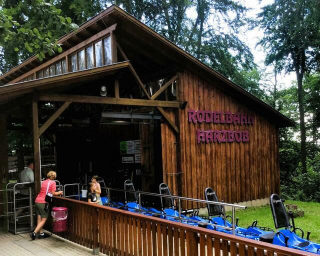 Doch hier kommen wir nicht dran vorbei, verständlich, denn unsere Enkelin freut sich schon die ganze Zeit auf diese SOMMER-RODELBAHN... ;-)