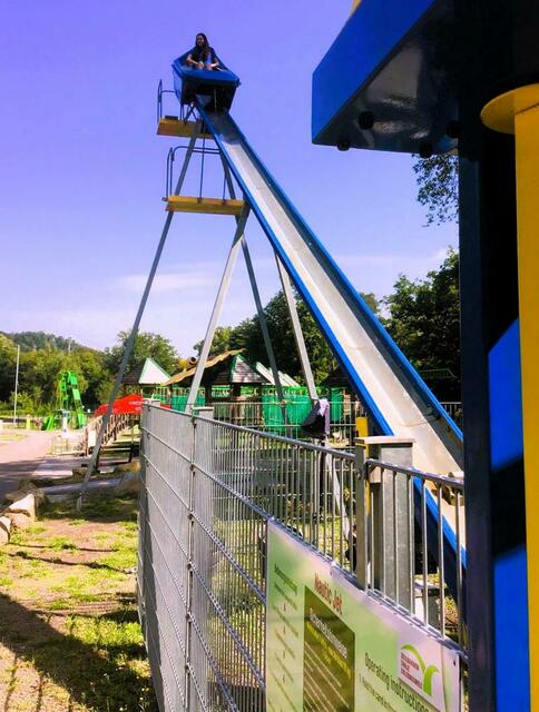 Unsere Enkelin "muß" sie natürlich, bevor es hoch auf den Berg  geht, schnell mal noch ausprobieren... ;-)))