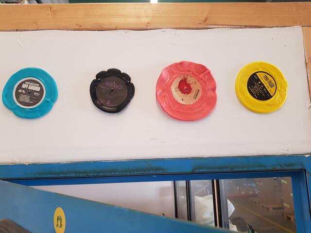 Ja nicht alle Pressungen verlaufen erfolgreich. Es werden auch farbige Schallplatten gepreßt, wie man hier an den "Verunglückten" sehen kann. 