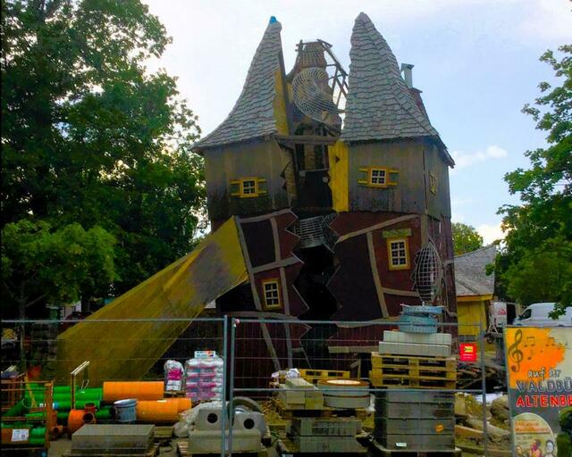 Hier neben dem Parkplatz, am explodierenden Wohnhaus, wird auch noch tüchtig gewerkelt...
