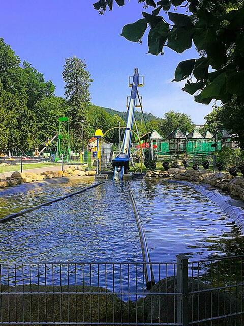 So auch diese Wasserrutsche für ein Gummiboot...