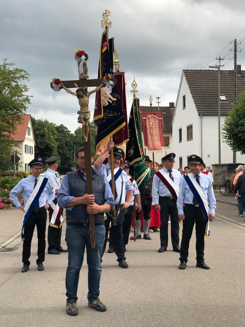 Foto: Dabei sind auch die Vereine mit ihren Fahnenabordnungen - vorne weg der Kreuzträger.