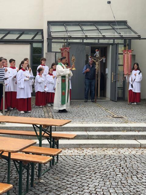 Foto: Pfarrer Norman spendete abschließend den Segen, Simone Götzfried bedankte sich als Pfarrgemeinderatsvorsitzende bei allen, die diesen Bittgang ermöglichten.