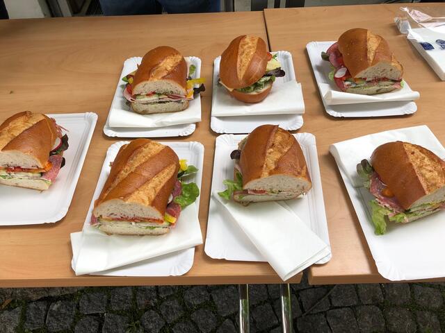 Foto: Wallfahrten macht Hunger. Neben köstlich belegten Baguettes gab es auch noch Wienerle mit Semmel. 