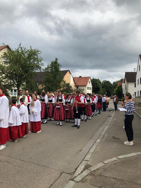 Foto: Und die Musikkapelle spielt ganz selbstverständlich zu den Liedern während der Prozession.