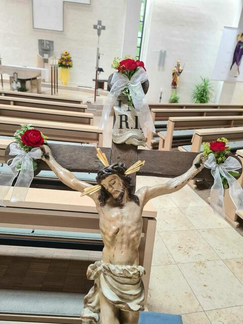 Foto: Besonders schön geschmückt: Das Vortragekreuz - vom Kreuzträger ganz vorne beim Bittgang getragen. 