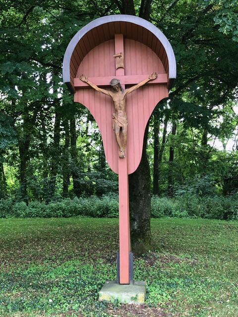 Foto: Das Speckkreuz steht im Speckfeld und hat daher seinen Namen. Einmal im Jahr - am Patrozinium - findet der Speckkreuzbittgang statt.