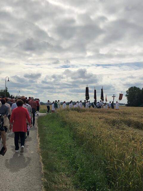 Foto: Blick in die Teilnehmer. Das Wetter hat gehalten.