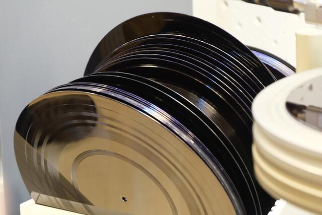 Hier ist eine negativ Metallplatte (ganz vorne im Bild) von der die Schallplatten dann gepreßt werden.  | Foto: Bild: Franz Käsinger