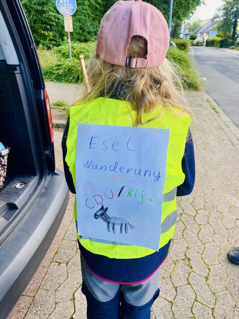 Gleich geht es los mit der Eselwanderung im Ferienpass Sehnde mit dem CDU Ortsverband Sehnde und dem KiJu-Treff. Kommunalpolitik / Politik mal über den Tellerrand hinaus, Jugendarbeit macht Spaß. Rinteln und das Weserbergland wir kommen… 

#ansprechbarinsehnde #rinteln #gemeinsamstarkfürsehnde #cduovsehnde #sehnde #ferienpass #sommerferien #familienstadt #FamilienstadtSehnde #Eselwanderung #jugendarbeit #kijutreff #kijutreffsehnde #cdusehnde #sehnde2026 #ansprechbar #gemeinsamstarkinsehnde #FerienpassSehnde #wirhabenspaß | Foto: (c) CDU OV Sehnde / jr / as