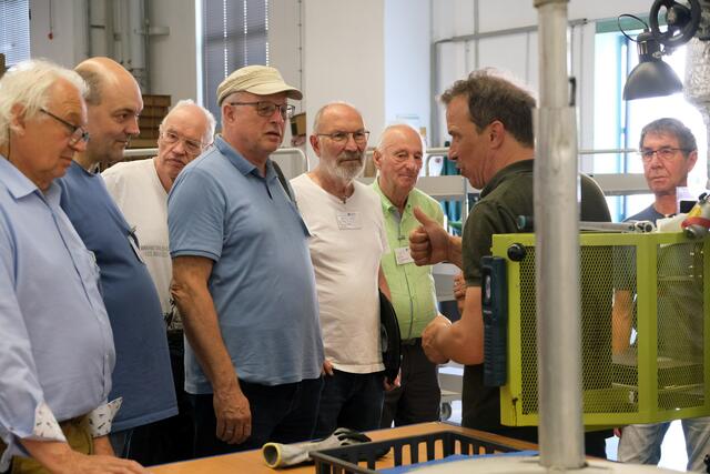 Aufmerksam lauschen die ehrenamtlichen Mitarbeiter des Radio- und Telefonmuseums Wertingen den Ausführungen von Moritz Illner. | Foto: Bild: Franz Käsinger