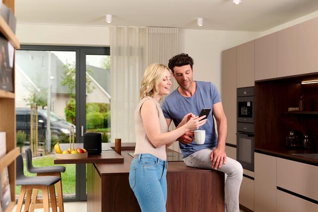 Smarthome-Systeme werden immer beliebter. Potenzielle Nutzerinnen und Nutzer verzichten allerdings aus Angst vor Datenklau und Hackern auf den Komfort. | Foto: djd-k/eQ-3/Hauke Marten Müller
