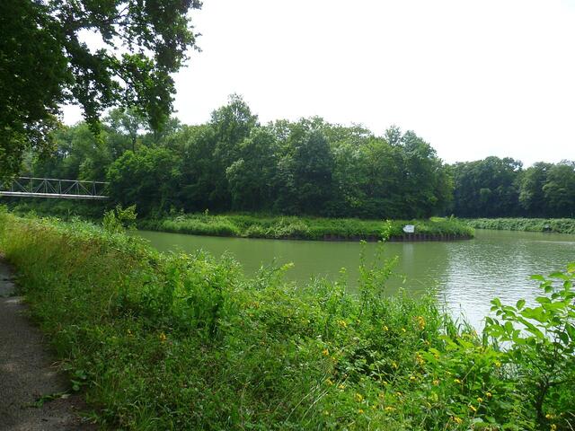Rechts: Der Mittellandkanal.  -  Links: Stichkanal nach Misburg und auch zur Mergelgrube.

