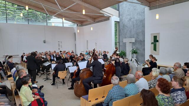 Klassische Klänge in der Emmaus Kirche. Aufgrund der Witterung wurde die Serenade am Teich in die Emmaus Kirche verlegt.