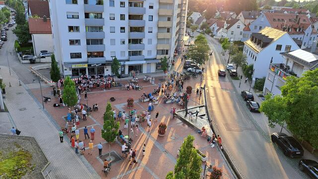 Urlaubsflair am Steppacher Dreieck: die Stadtkapelle Neusäß und das Jugendblasorchester der Sing- und Musikschule eröffneten den Neusässer Musiksommer.