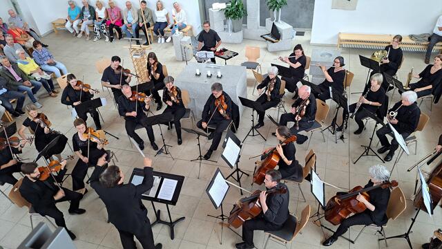 Gemeinsam mit dem Friedberger Kammerorchester nahm das Neusässer Kammerorchester die Zuhörerinnen und Zuhörer mit auf eine wunderbare musikalische Reise.