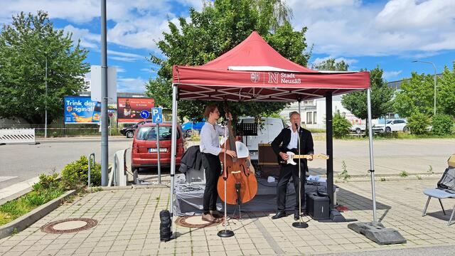 Das Duo "The Spirit of John R. Cash" begleitete die Oldtimerschau mit Countryklängen und Hits von Johnny Cash.