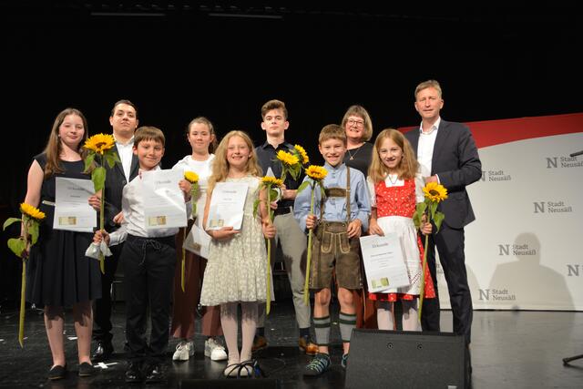 Die Gewinnerinnen und Gewinner der Jugend-Musikwettbewerbs stellten im Preisträgerkonzert ihr Können unter Beweis. V.l.: Anna Diehl (Geige), Sandro Roy (Leitung Sing- und Musikschule), Martin Berger (Klavier), Antonia Fink (Posaune), Lana Popp (Gesang), Raphael Wersin (Cello), Sebastian Geyer (Blockflöte), Sabine Süß (Kulturkreis Neusäß), Julia Geyer (Blockflöte), Bürgermeister Richard Greiner.
