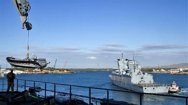 9. Juli, halb acht Uhr morgens: Die BADEN- WÜRTTEMBERG hat von der FRANKFURT AM MAIN abgelegt und steuert auf die Hafenausfahrt zu
 | Foto: Bundeswehr/Philipp Schäfer