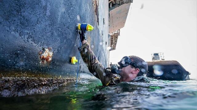 Erste Übungen während der Hafenphase von RIMPACRim of the Pacific 2024: Ein Kampfmitteltechniker platziert eine Magnetmine. Das Training dient vor allem zur Abwehr von Terroranschlägen.

 | Foto: US Navy/Alex Perlman