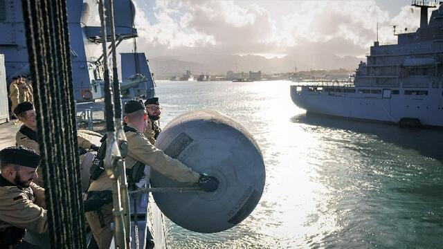 Im Stützpunkt lag die Fregatte außen neben dem Einsatzgruppenversorger. Die Schiffswände schützten dabei große Fender, die die Deckscrew der BADEN- WÜRTTEMBERG hier wieder einholt.

 | Foto: Bundeswehr/Nico Theska