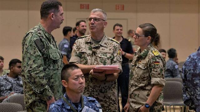 Detaillierte Absprachen aller Beteiligten gehen jeder Großübung voran. Hier bei einem Briefing für die Combined Task Force, den Manöververband von RIMPACRim of the Pacific 2024, am 5. Juli im Kongresszentrum auf Ford Island in Pearl Harbor

 | Foto: US Navy/Ezekiel Duran