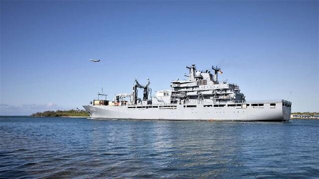 Die FRANKFURT AM MAIN passiert Hammer Point an der äußeren Hafenzufahrt von Pearl Harbor.

 | Foto: US Navy/Emily Casavant