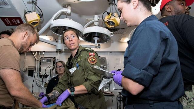 Sanitätsübung auf dem Flugzeugträger USS CARL VINSON, hier mit kanadischem und US-amerikanischem Personal. Zur Hafenphase gehörte daneben auch eine Fachkonferenz für Katastrophenschutz.

 | Foto: US Navy/Analice Baker
