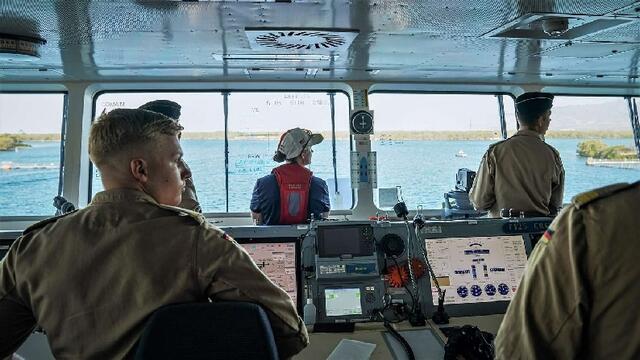 Der Weg aus dem Hafen ist für die deutschen Gäste gut zehn Kilometer lang, das Fahrwasser teils nur knapp zweihundert Meter breit. Hier eine Lotsin an Bord der BADEN- WÜRTTEMBERG. | Foto: Bundeswehr/Nico Theska