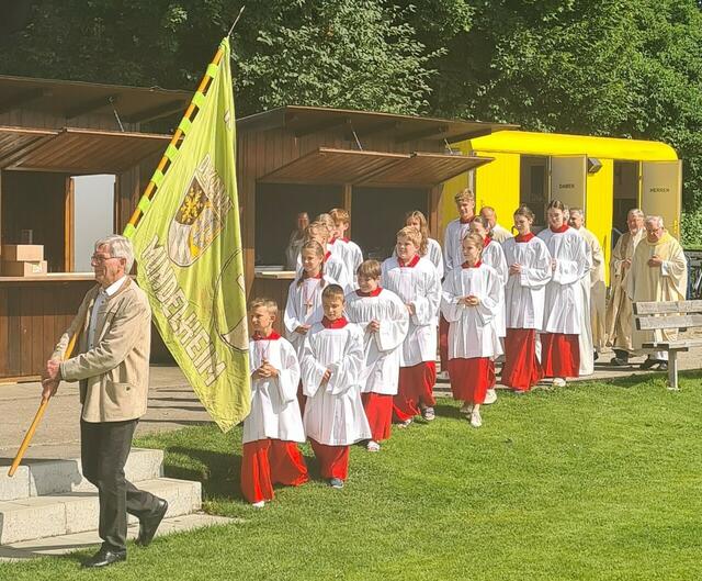Einzug Fahnenabordnung, Altardienst, Zelebranten