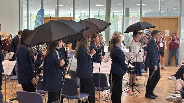 Stilecht: Schwarze Regenschirme beim Schlussapplaus trotz strahlenden Sonnenscheins