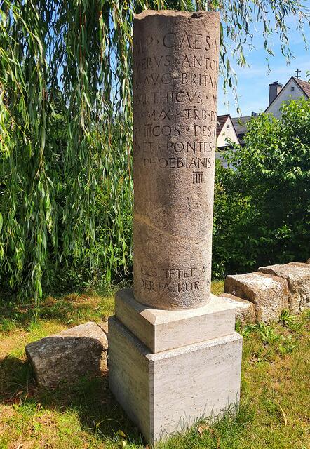 Röm. Strassen-Meilen-Stein, Aufstellungsort: Gundelfingen, gefunden an heutiger Kirche (Ortszentrum) Gundelfingen an der ehemaligen Römerstraße Richtung Faimingen/Phoebiana.