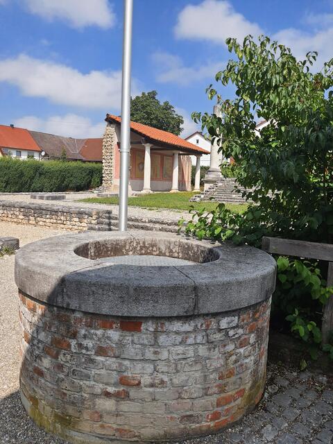 ehem. mittelalterl. Brunnen vor Tempelanlage