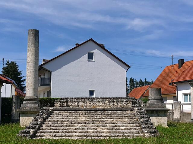 Treppenaufgang zum Tempelinneren (Richtung Nord)
Hintergrund Haus (20.Jhdt)