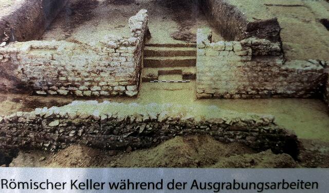 ursürüngl. Römerkeller bei Ausgrabung (Schautafel)