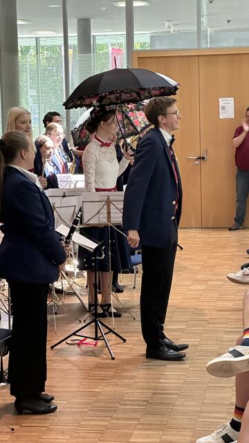 Dirigent Maximilian Hosemann und „Mary Poppins“ nehmen den Applaus entgegen