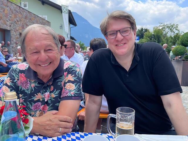 65 Jahre Städtepartnerschaft Friedberg/Bayern / Völs am Schlern - Friedbergs Stadtpfarrer, Pater Steffen Brühl (rechts), im Bild mit Franz Reißner, zelebrierte die Festmesse | Foto: Franz Reißner