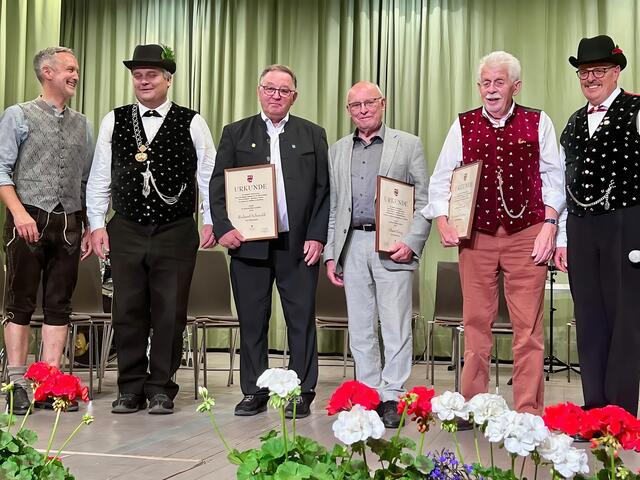 65 Jahre Städtepartnerschaft Friedberg/Bayern / Völs am Schlern - Ehrenurkunden für Richard Scharold, Albert Kling und Reinhard Pachner. Im Bild v.l.: Friedbergs Erster Bürgermeister Roland Eichmann, der Völser  Bürgermeister  Othmar Stampfer, Richard Scharold, Albert Kling, Reinhard Pachner und Gregor Kompatscher | Foto: Franz Reißner