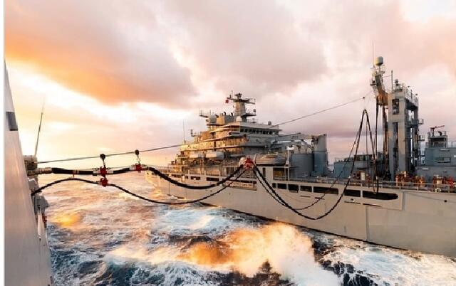 Blick von der Fregatte BADEN- WÜRTTEMBERG auf die FRANKFURT AM MAIN während des Doppel- RAS | Foto: Bundeswehr (Instagram)